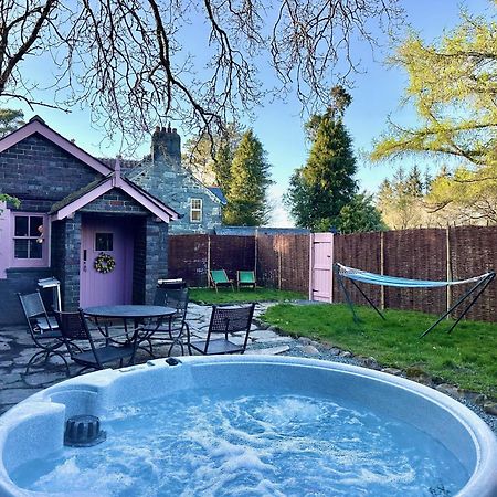 Tiny Romantic Retreat With Hot Tub On A Country Estate Near Cardigan Bay In Eryri Snowdonia 兰贝德 外观 照片