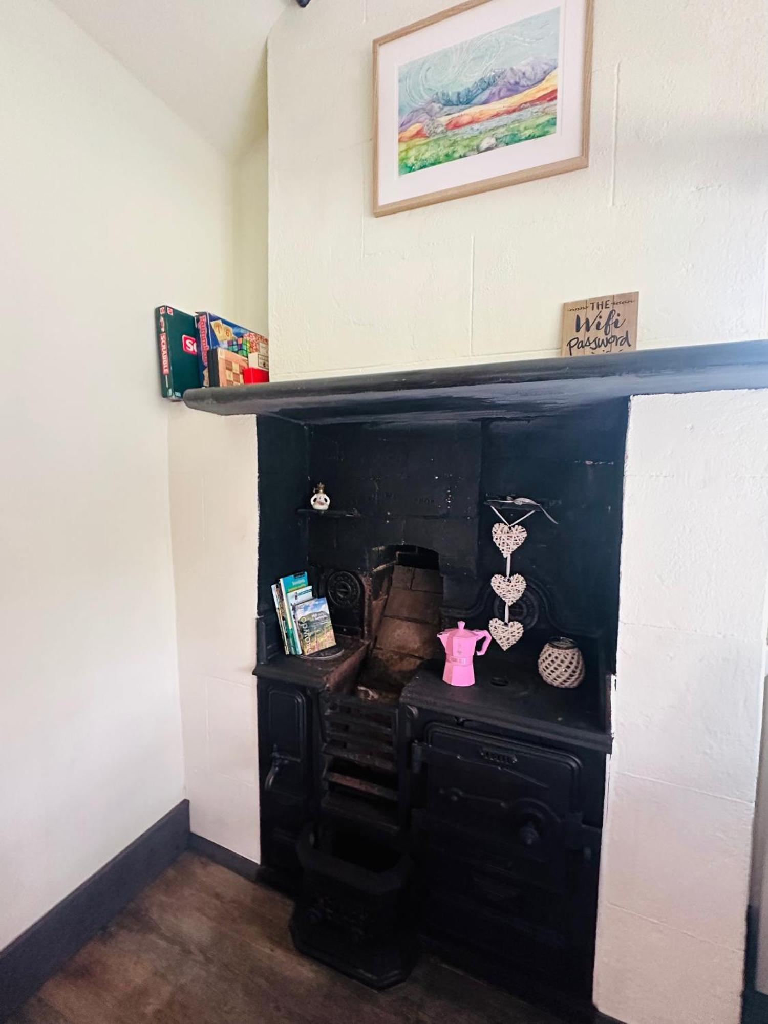 Tiny Romantic Retreat With Hot Tub On A Country Estate Near Cardigan Bay In Eryri Snowdonia 兰贝德 外观 照片