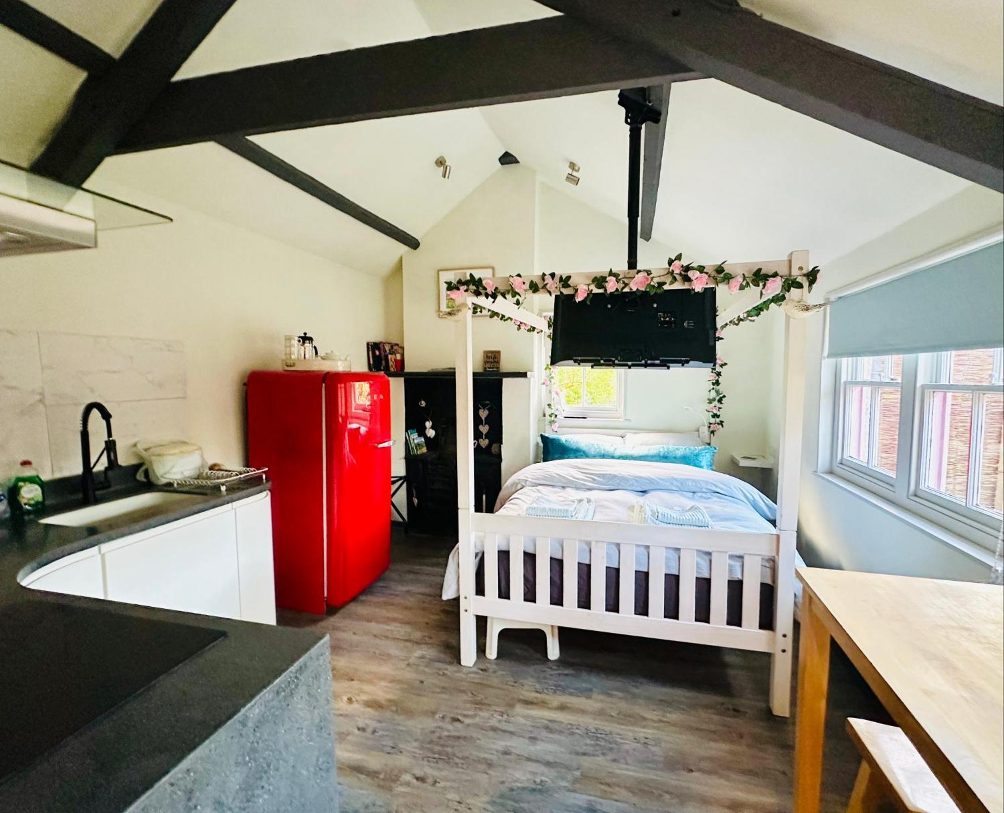 Tiny Romantic Retreat With Hot Tub On A Country Estate Near Cardigan Bay In Eryri Snowdonia 兰贝德 外观 照片