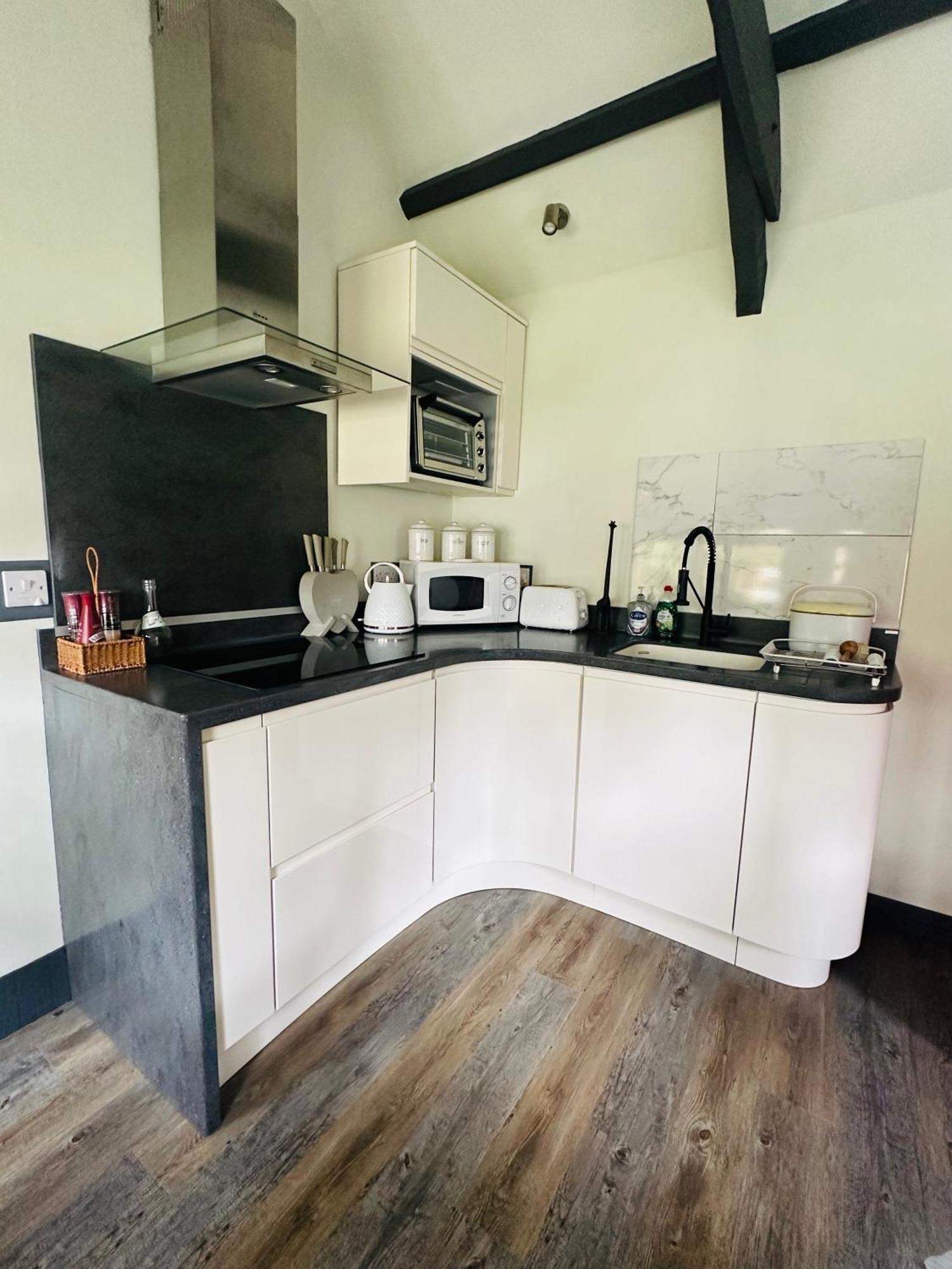Tiny Romantic Retreat With Hot Tub On A Country Estate Near Cardigan Bay In Eryri Snowdonia 兰贝德 外观 照片