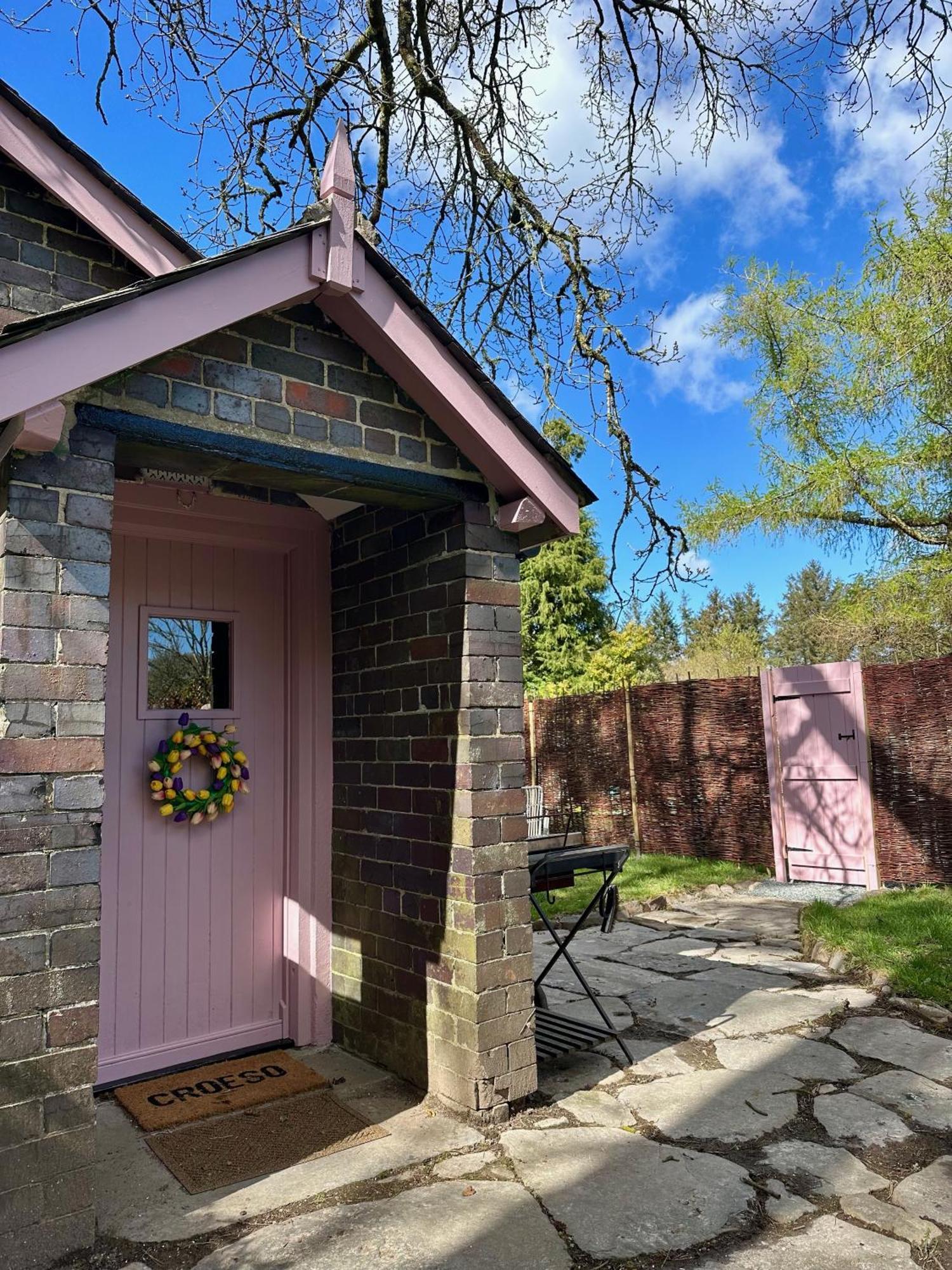 Tiny Romantic Retreat With Hot Tub On A Country Estate Near Cardigan Bay In Eryri Snowdonia 兰贝德 外观 照片