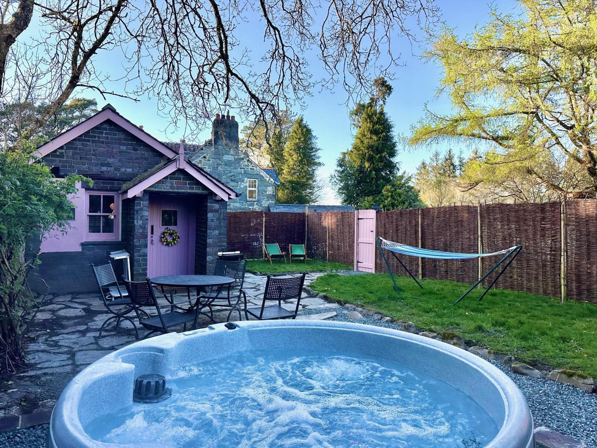 Tiny Romantic Retreat With Hot Tub On A Country Estate Near Cardigan Bay In Eryri Snowdonia 兰贝德 外观 照片