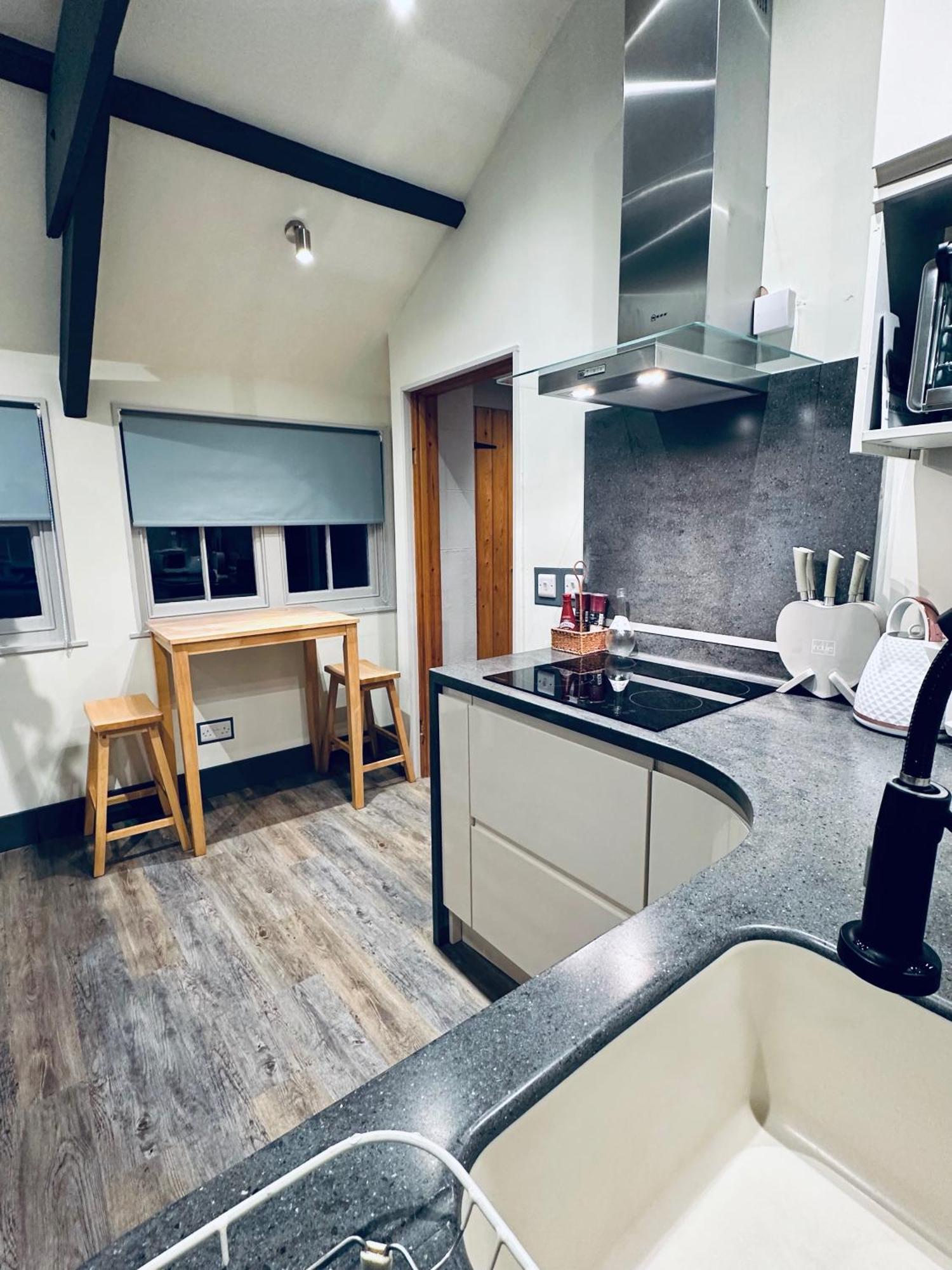 Tiny Romantic Retreat With Hot Tub On A Country Estate Near Cardigan Bay In Eryri Snowdonia 兰贝德 外观 照片