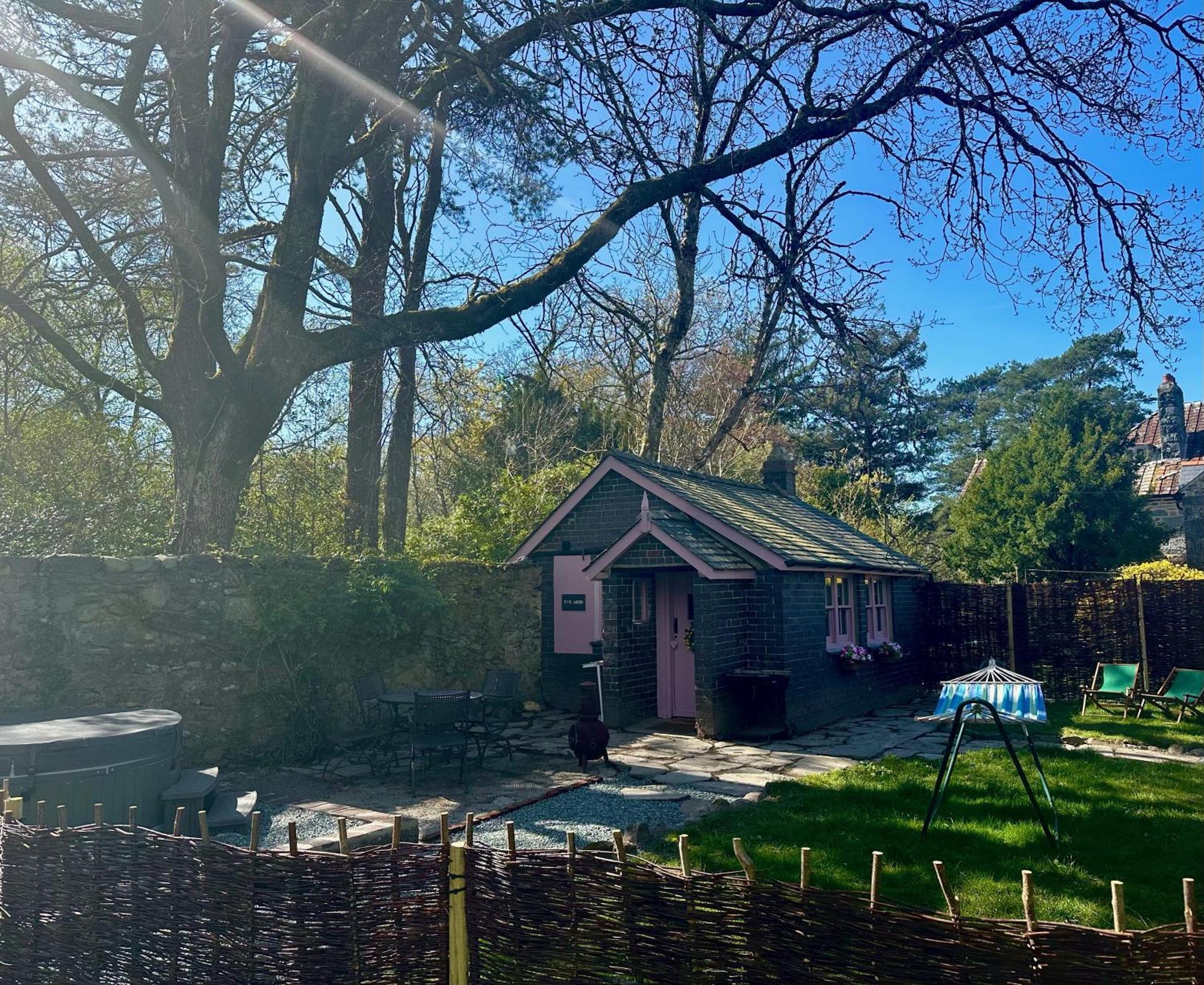 Tiny Romantic Retreat With Hot Tub On A Country Estate Near Cardigan Bay In Eryri Snowdonia 兰贝德 外观 照片