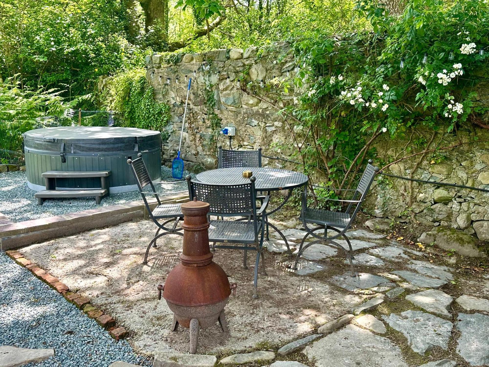 Tiny Romantic Retreat With Hot Tub On A Country Estate Near Cardigan Bay In Eryri Snowdonia 兰贝德 外观 照片